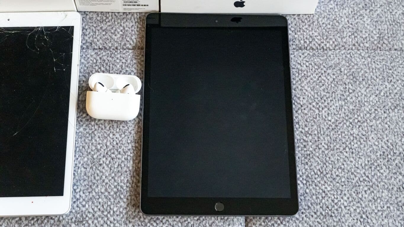 Apple Airpods Pro + 2x iPad (10.3" 8th gen, 2020) 3