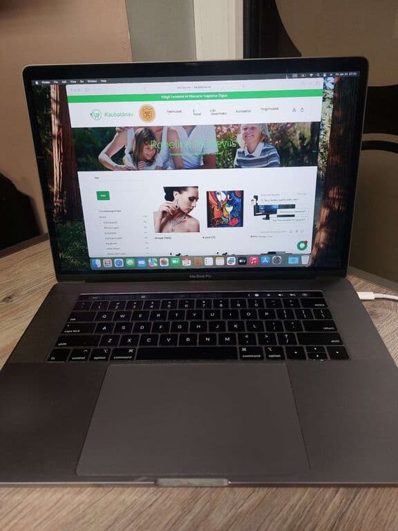 Apple MacBook Pro 2018, i7, 32GB, UHD Graphics 630 1536MB